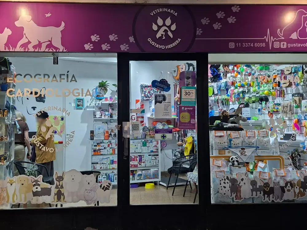Frente de Veterinaria Gustavo Herrera en Lavalle 3912, con el cartel iluminado y las vidrieras de ecografía y cardiología, y de farmacia y pet shop