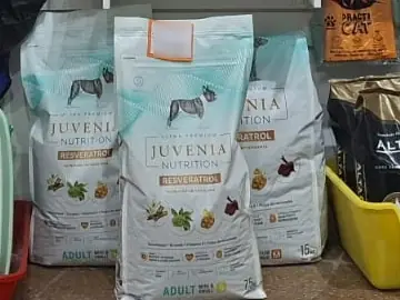 Bolsas de alimento seco Juvenia Adult para perros en el pet shop