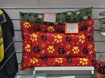 Camas con estampado de huellas exhibidas en el pet shop